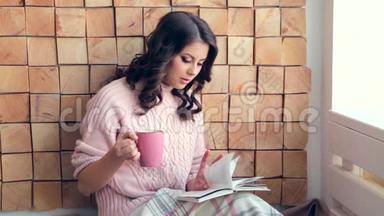 年轻女子<strong>在家看书</strong>，喝咖啡