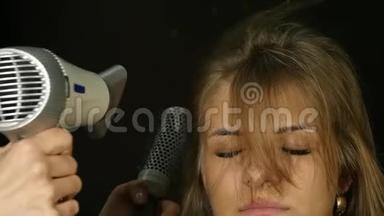 头发吹干。 美容美发店用吹风机烘干客户头发。 慢动作