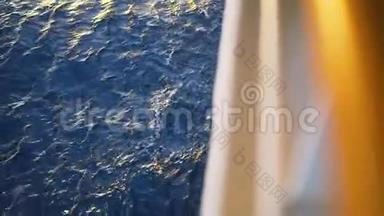 游轮甲板栏杆视图。 库存。 从船上看到的海浪