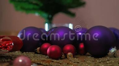 圣诞彩球，地板上的塑料雪花。 曼斯手装饰圣诞三。