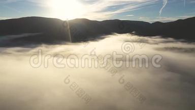 在云层之上飞行。 空中无人机4k<strong>电影</strong>日出，雾蒙蒙的早晨和森林