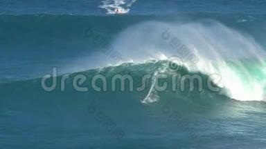 夏威夷毛伊岛北岸一个名为“大<strong>白鲨</strong>”的巨浪冲浪狂人