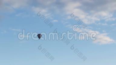 热气球飞在蓝天上