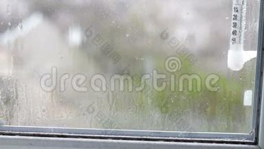 雨滴沿着窗户上的玻璃流下来。 <strong>显示</strong>窗外<strong>温度</strong>的<strong>温度</strong>计