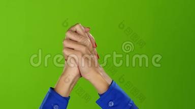 绿色屏幕工作室。 女孩双手交叉着手
