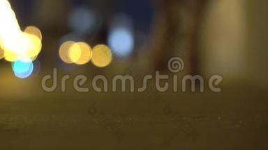 一个穿着高跟鞋的女孩晚上在镜头前散步。 浅<strong>焦距</strong>4K镜头
