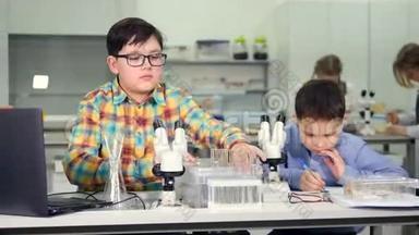 在学校实验室做科学实验的男生。