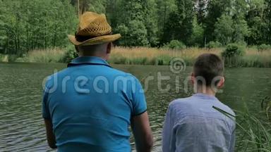 爸爸和儿子在河边钓鱼