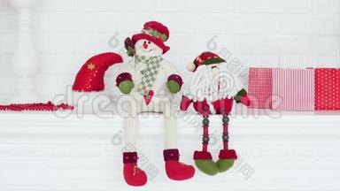 玩具屋背景上的圣诞老人和雪人。 圣诞及新年`玩具