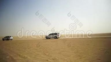 沙漠野炊越野车穿越阿拉伯沙丘。 越野车穿越阿拉伯沙漠之旅