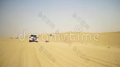 沙漠野炊越野车穿越阿拉伯沙丘。 越野车穿越阿拉伯沙漠之旅