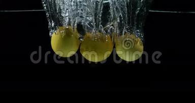 黄色柠檬，柑橘柠檬，黑色背景下<strong>落入</strong>水中的水果，