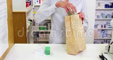 药剂师用纸袋包装药品