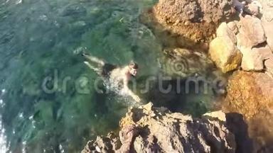 一个年轻人漂浮在水面上，漂浮在一个野生的异国泻湖里的海星，享受着