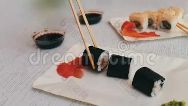 美味的<strong>寿司</strong>-用木棍吃，蘸<strong>酱油</strong>，日本菜