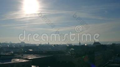 捷克共和国阳光明媚的一天，布拉格老城的背光屋顶和尖顶。 4K<strong>总览</strong>全景