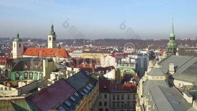 捷克共和国，阳光明媚的一天，布拉格老城的瓷砖屋顶和哥特式尖顶。 4K总览全景