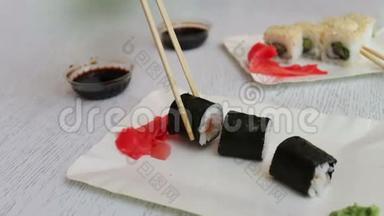 美味的寿司-用木棍吃，蘸酱油，日本菜