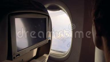 女孩<strong>坐飞机</strong>飞行，欣赏舷窗的风景并关闭它。