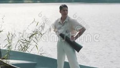 穿着白色衣服的人站在湖上划桨