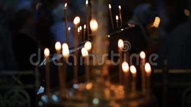 在教堂的祭坛前点燃蜡烛。 为教会的教区居民祈祷。