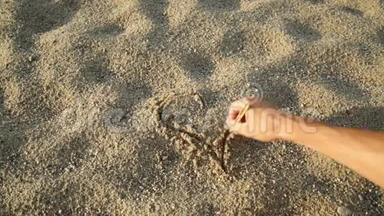 人类正在沙滩上书写一个心灵的象征