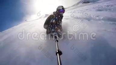 在阿尔卑斯山穿着粉末的滑雪女孩戴着头盔