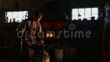 铁匠用烟火手工在铁匠的铁砧上锻造熔化的金属