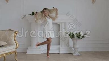 这位美丽的女孩正在<strong>展示</strong>她的白色长发<strong>旋转</strong>和跳舞。