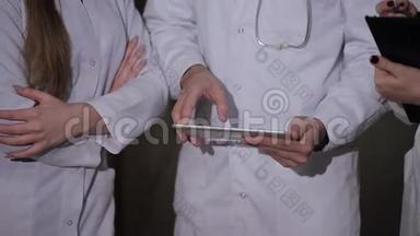 医生和同事一起检查平板心脏造影。