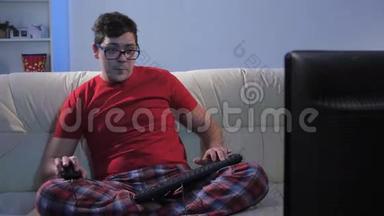 有趣的人坐在大沙发上玩电脑游戏