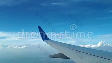从飞机窗户上看到机翼、<strong>云层</strong>和地面，在<strong>云层</strong>上方飞行
