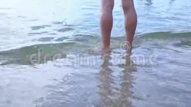 快乐的赤脚孩子在海滩散步中玩得开心。 女孩在<strong>水池</strong>边沿着海浪奔跑，溅起水花。 夏季