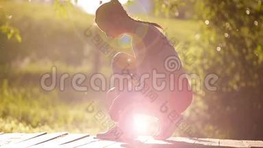 年轻活泼的女人在柔和的光线下系着明亮的粉红色和蓝色的运动鞋。 <strong>跑鞋</strong>-女人系鞋带的特写