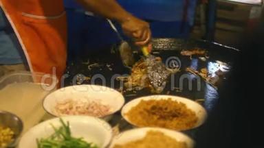 街头美食：泰国人在夜市上用鸡蛋煮泰国面条