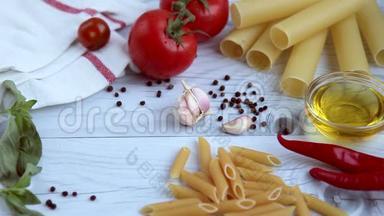 Penne，意大利香肠，意大利面条，有烹饪意大利面的配料