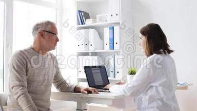 医院有平板电脑的老人和医生