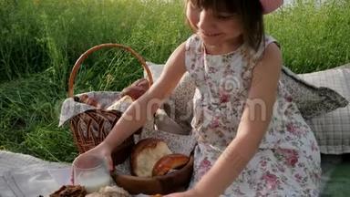 野餐周末，<strong>鲜花</strong>草地上的女孩带着糕点和牛奶，快乐的孩子，<strong>鲜花</strong>草地上可爱的女孩带着