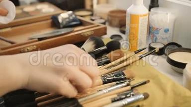 化妆师从专业的<strong>画笔</strong>套装中取出<strong>画笔</strong>。 美容、化妆和时尚概念