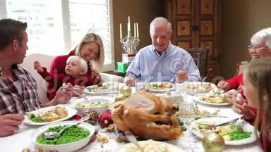 多代家庭享受感恩节大餐