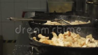 鸡片肉是用平底锅或平底锅或煎锅，在煤气炉上慢慢煮