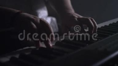 音乐家演奏键盘。 钢琴键盘音乐播放器