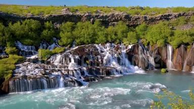 冰岛的Hraunfossar瀑布