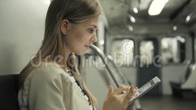 年轻女子在火车上用平板电脑听音乐，学生女孩在地铁货车<strong>上课</strong>后用笔记本电脑