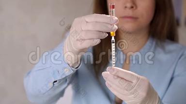 一名妇女在<strong>胰岛</strong>素注射器中取出<strong>胰岛</strong>素的特写。