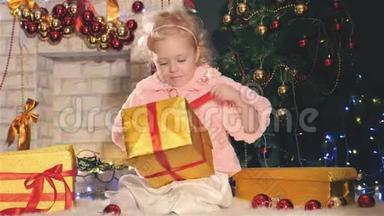 <strong>可爱</strong>的小女孩打开<strong>礼盒</strong>，靠近装饰圣诞树