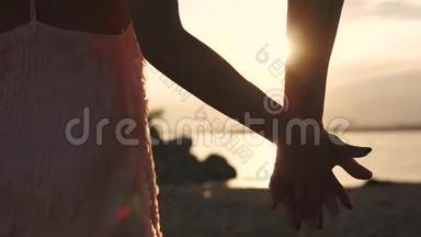 男女手贴夕阳.. 温柔的触摸两个情人。 爱情，浪漫，友谊
