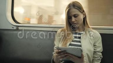 年轻女子在火车上用平板电脑听音乐，学生女孩在地铁货车上课后用笔记本电脑