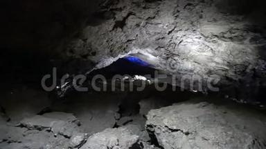 带蓝色背光的石洞窟