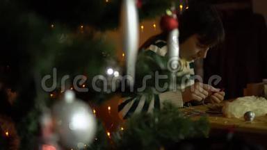 年轻女子在圣诞树下打开一个礼盒。